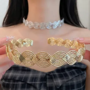 Eleganter gold- und silberner geflochtener Metall-Choker mit feinem gewebtem Design