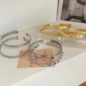 Minimalistische gold- und silberne Halsreifen aus Metall mit gewebtem Texturdesign