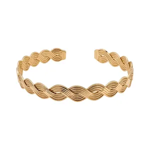 Eleganter goldener Choker aus Metall mit einem minimalistischen gewebten Wellendesign