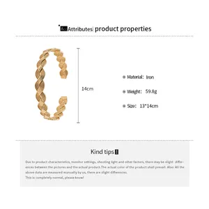 Detailansicht der gold geflochtenen Metall-Halskette mit Materialspezifikationen aus Eisen