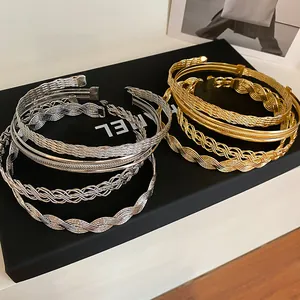 Detailansicht des aufwendigen Flechtmusters dieser goldenen und silbernen Metall-Halsreifen