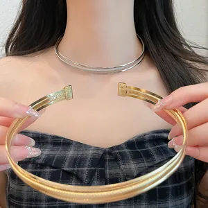 Detailansicht der gold- und silberfarbenen geflochtenen Metall-Choker-Halsketten