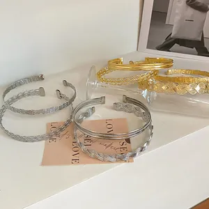 Detailansicht minimalistischer goldener und silberner Halsketten aus Metallgeflecht