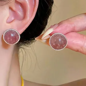 Elegantes pendientes redondos de ágata rosa con borde de plata retorcida de estilo minimal