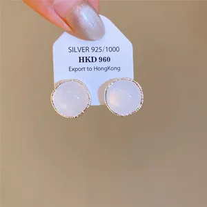 Elegantes pendientes de botón redondos de ágata blanca con plata 925 y detalle trenzado