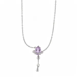 Elegante collana in argento con goccia di zircone e ciondolo a tema pianeta viola.