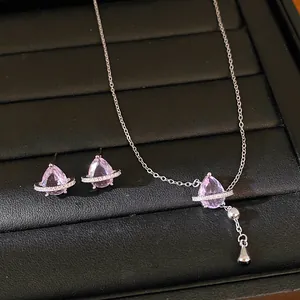 Dettaglio del set collana e orecchini con zircone a goccia lavanda su vassoio nero