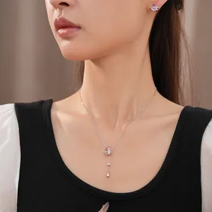 Elegante set di collana e orecchini in zircone a goccia d'argento mostrato sul modello