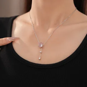 Elegante primo piano di una collana d'argento con pendente in zircone rosa a goccia d'acqua.