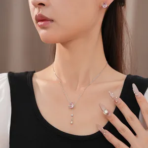 Elegante set di collane in argento con pietre di zircone rosa a forma di goccia.