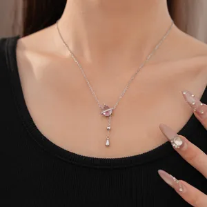 Elegante collana con goccia di zircone rosa e catena d'argento indossata da modella