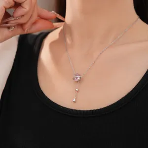 Elegante collana con pendente a goccia in zirconia rosa su catena d'argento per donna.