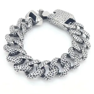 Schweres 20mm breites Panzerarmband aus Edelstahl mit Hammerschlag-Textur für Herren.