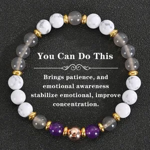 Vue détaillée d'un bracelet en pierre naturelle avec améthyste, perles de howlite