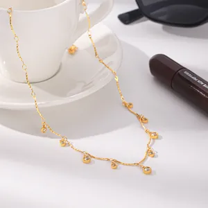 Detailansicht einer 18K vergoldeten Titanstahlkette mit runden Strassanhängern im modischen Design