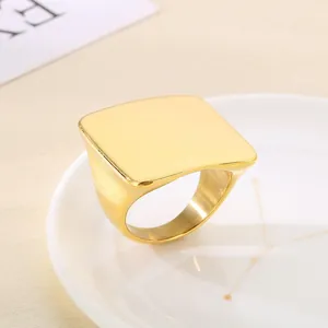 Bague chevalière carrée en acier inoxydable avec finition or poli pour hommes et femmes