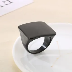 Grande bague chevalière carrée en acier inoxydable noir mat au style hip hop chic
