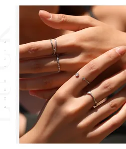 Primer plano de anillos de plata esterlina S925 y moissanita en la mano de una mujer