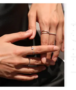 Anillo apilable minimalista de plata de ley 925 con moissanita en mano mujer