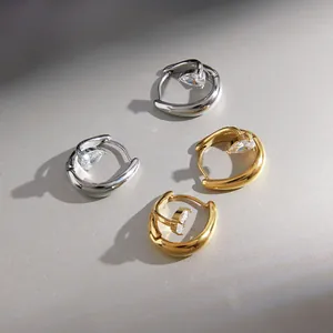Vue détaillée de créoles de luxe en acier titane doré et argenté avec zircon taille poire