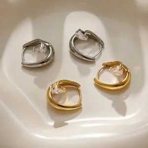 Vue détaillée de créoles en acier inoxydable doré et argenté avec zircon en forme de poire