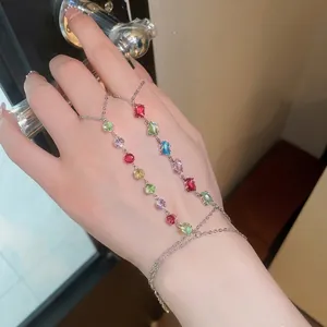 Bracelet bague luxueux en argent avec zircons colorés pour femme, design élégant.