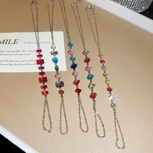 Bracelet de main intégré élégant avec des zircons colorés pour un look de luxe chic