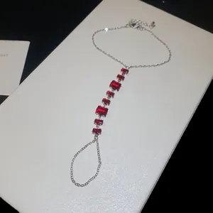 Bracelet bague élégant en argent avec zircons rouges pour soirées et fêtes chic