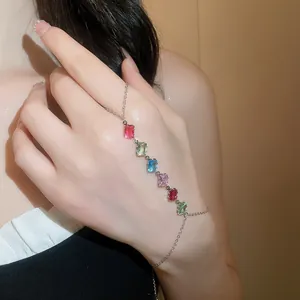 Élégante chaîne de main en argent avec des zircons rectangulaires colorés sur la main