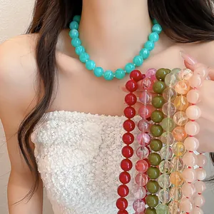 Primer plano de collares étnicos de cuentas de acrílico de colores en una modelo
