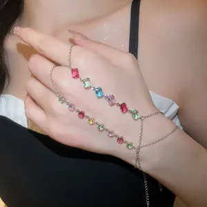Vue détaillée d'un élégant bracelet de main en argent avec des zircons colorés
