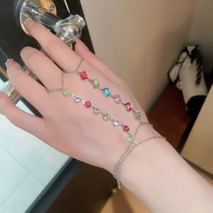 Gros plan d'un bijou de luxe bracelet-bague en zircon coloré sur la main