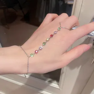 Bracelet bague en zircone colorée étincelante avec des détails de chaîne en argent