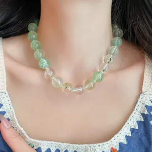 Primer plano de collar de cuentas de acrílico estilo étnico con cuentas verdes.