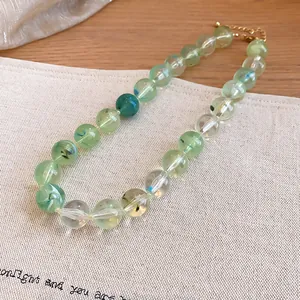 Vista detallada de las cuentas de acrílico verde translúcido de este collar étnico