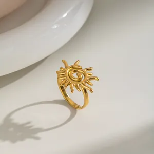 Nahaufnahme eines goldenen Sonnengott-Spiralkreises aus hochwertigem Edelstahl.
