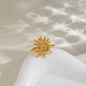 Detail eines vergoldeten Edelstahl-Sonnenrings mit einem einzigartigen Spiral-Design.