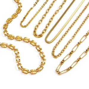 Verschiedene goldene Halsketten aus Titanstahl in minimalistischen Kettenstilen.