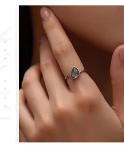 Dettaglio di un anello in argento S925 con pietra sintetica di agata muschiata verde
