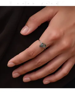 Dettaglio di un anello in argento S925 vintage con una pietra di agata muschiata irregolare
