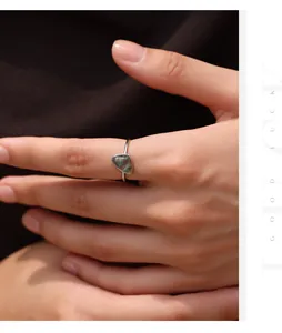 Dettaglio macro di un anello in argento vintage con pietra d'agata muschiata grezza