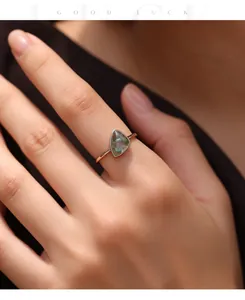 Primo piano di un anello vintage in argento S925 con agata muschiata irregolare al dito