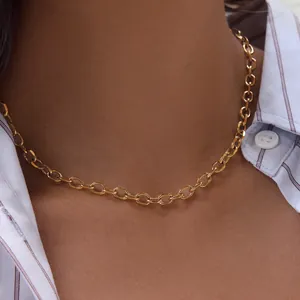 Detailansicht einer eleganten goldfarbenen Edelstahl-Kettenhalskette am Hals eines Modells