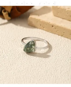 Dettaglio anello vintage in argento S925 con agata muschiata geometrica