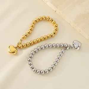 Bracelet en perles d'acier inoxydable minimaliste avec pendentif cœur poli.