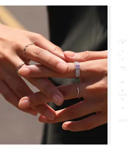 Detalle de anillo de plata S925 con moissanita rosa claro de 40pt y piedras baguette