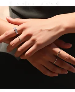 Primer plano de anillos de plata S925 con una piedra Moissanita rosa en dedos