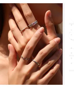 Elegantes anillos de plata S925 con una moissanita rosa en las manos de la modelo