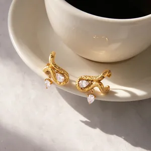 Pendientes de acero inoxidable dorado con detalle de circón en forma de gota de agua