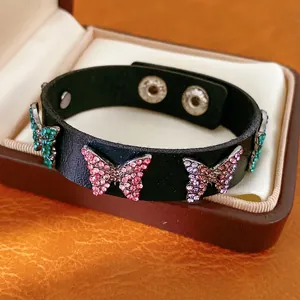 Bracelet chic en cuir noir avec des breloques papillons en strass colorés en boîte